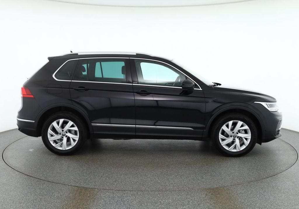 Volkswagen Tiguan 2023 г. Чёрный, пробег 45548 км