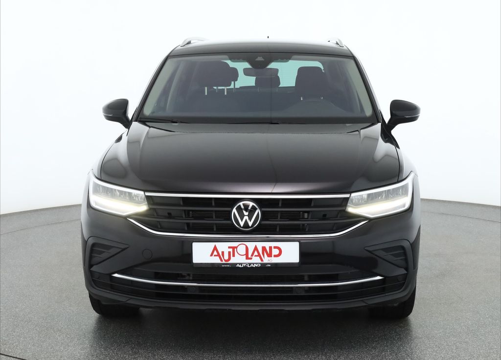 Volkswagen Tiguan 2023 г. Чёрный, пробег 45548 км