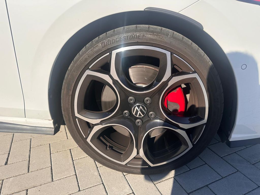 Volkswagen Golf 2024 г. Белый, пробег 34000 км