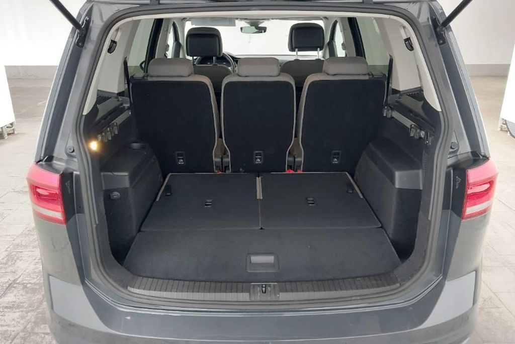 Volkswagen Touran 2024 г. Серый, пробег 31450 км