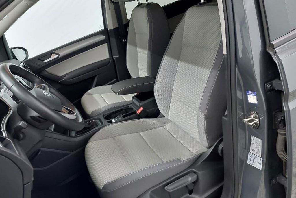 Volkswagen Touran 2024 г. Серый, пробег 31450 км