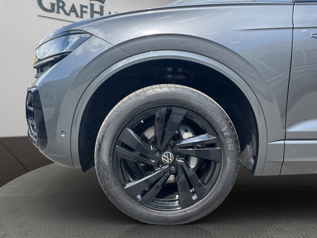 Volkswagen Touareg 2024 г. Серый, пробег 52800 км