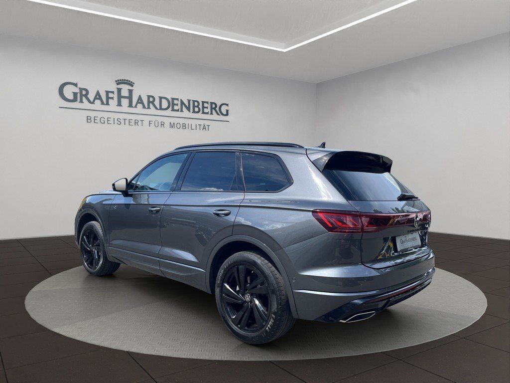 Volkswagen Touareg 2024 г. Серый, пробег 52800 км
