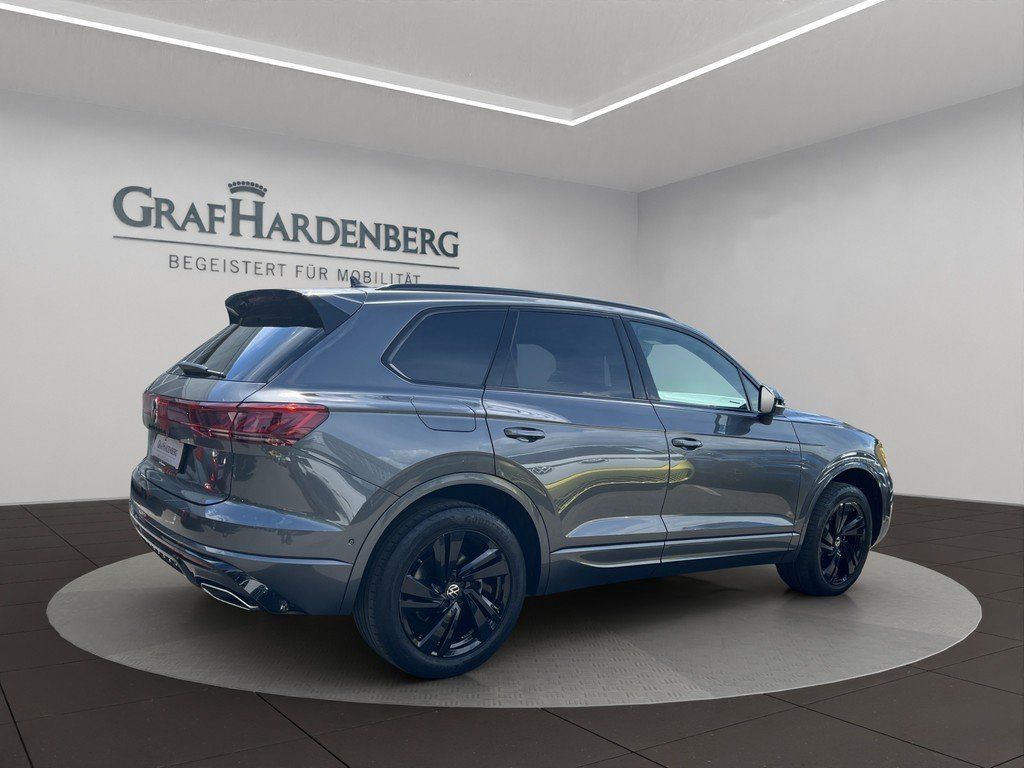 Volkswagen Touareg 2024 г. Серый, пробег 52800 км