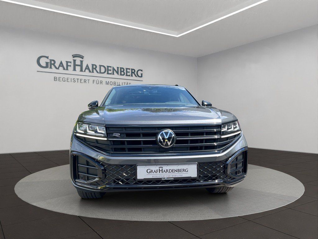 Volkswagen Touareg 2024 г. Серый, пробег 52800 км