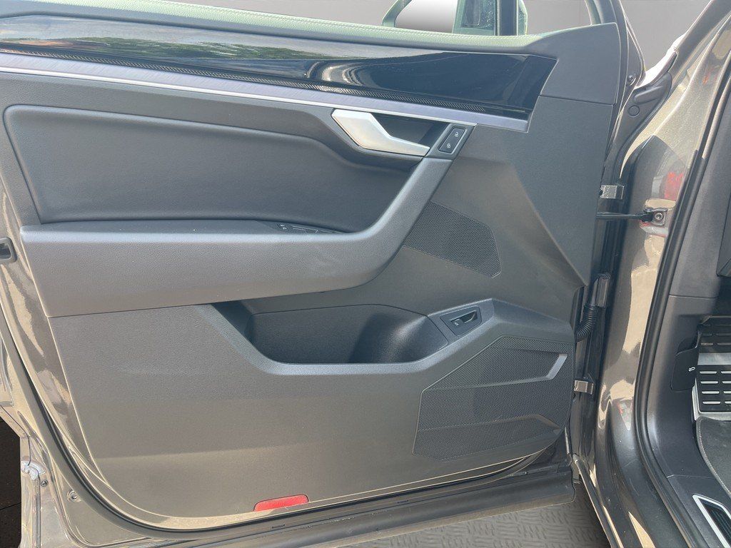 Volkswagen Touareg 2024 г. Серый, пробег 52800 км
