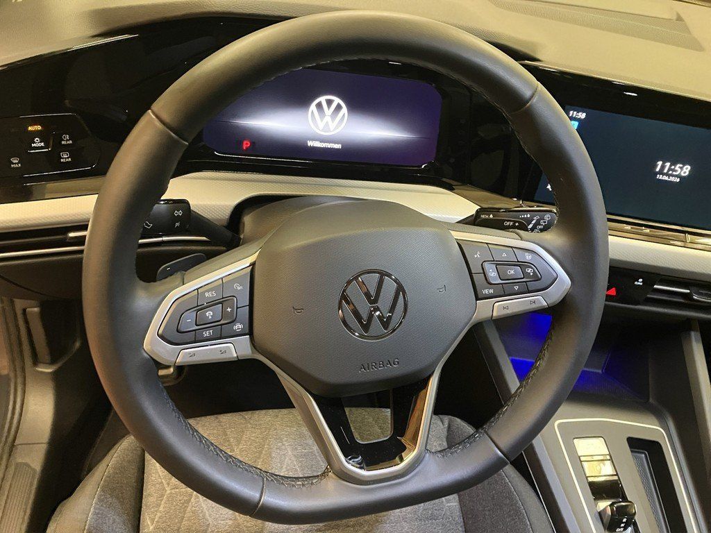 Volkswagen Golf 2024 г. Серый, пробег 20600 км