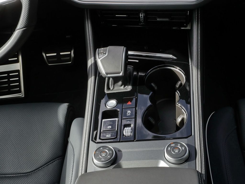 Volkswagen Touareg 2026 г. Серый, пробег 21775 км