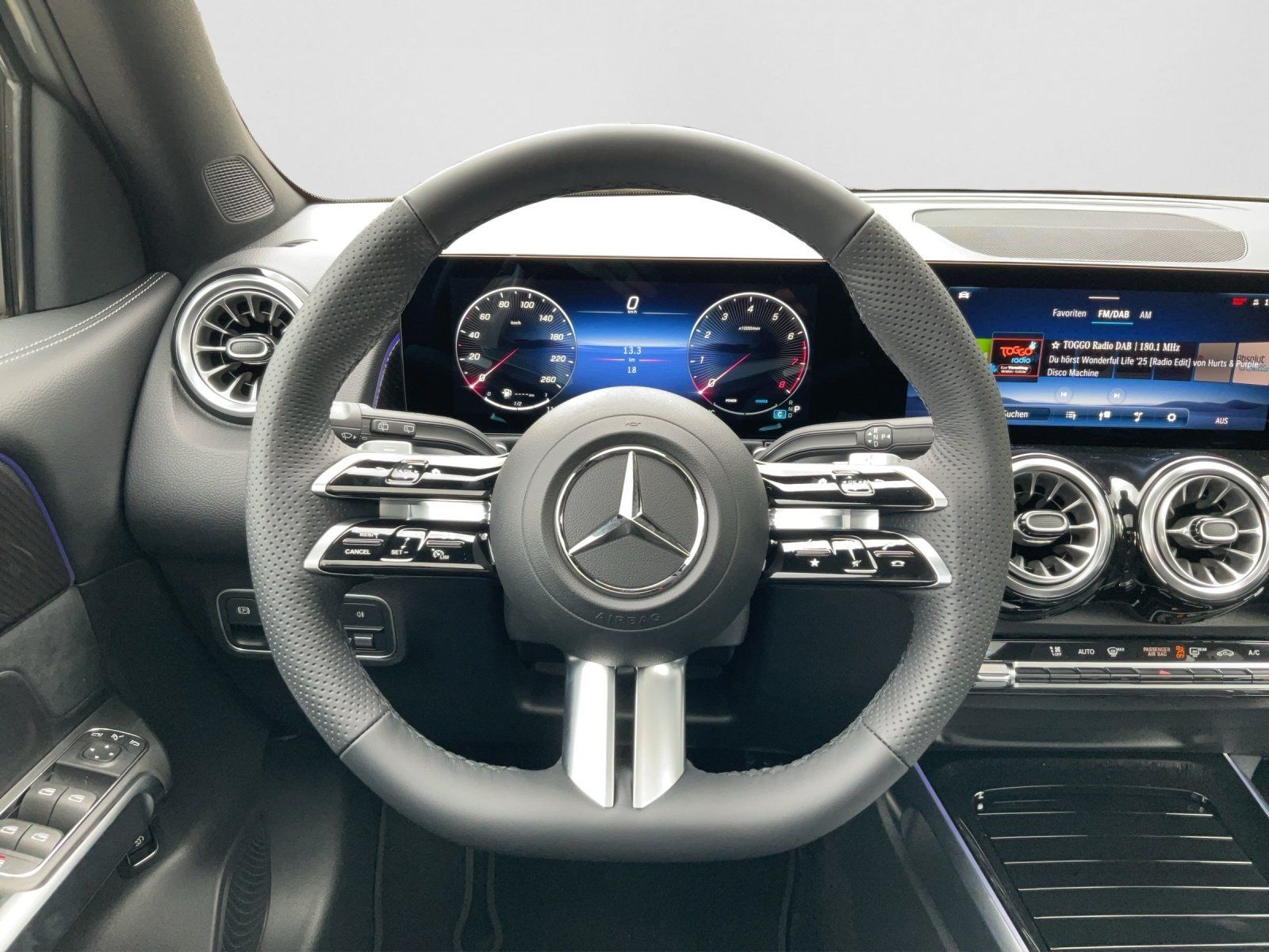 Mercedes-Benz GLB 220 2026 г. Серый, пробег 9444 км