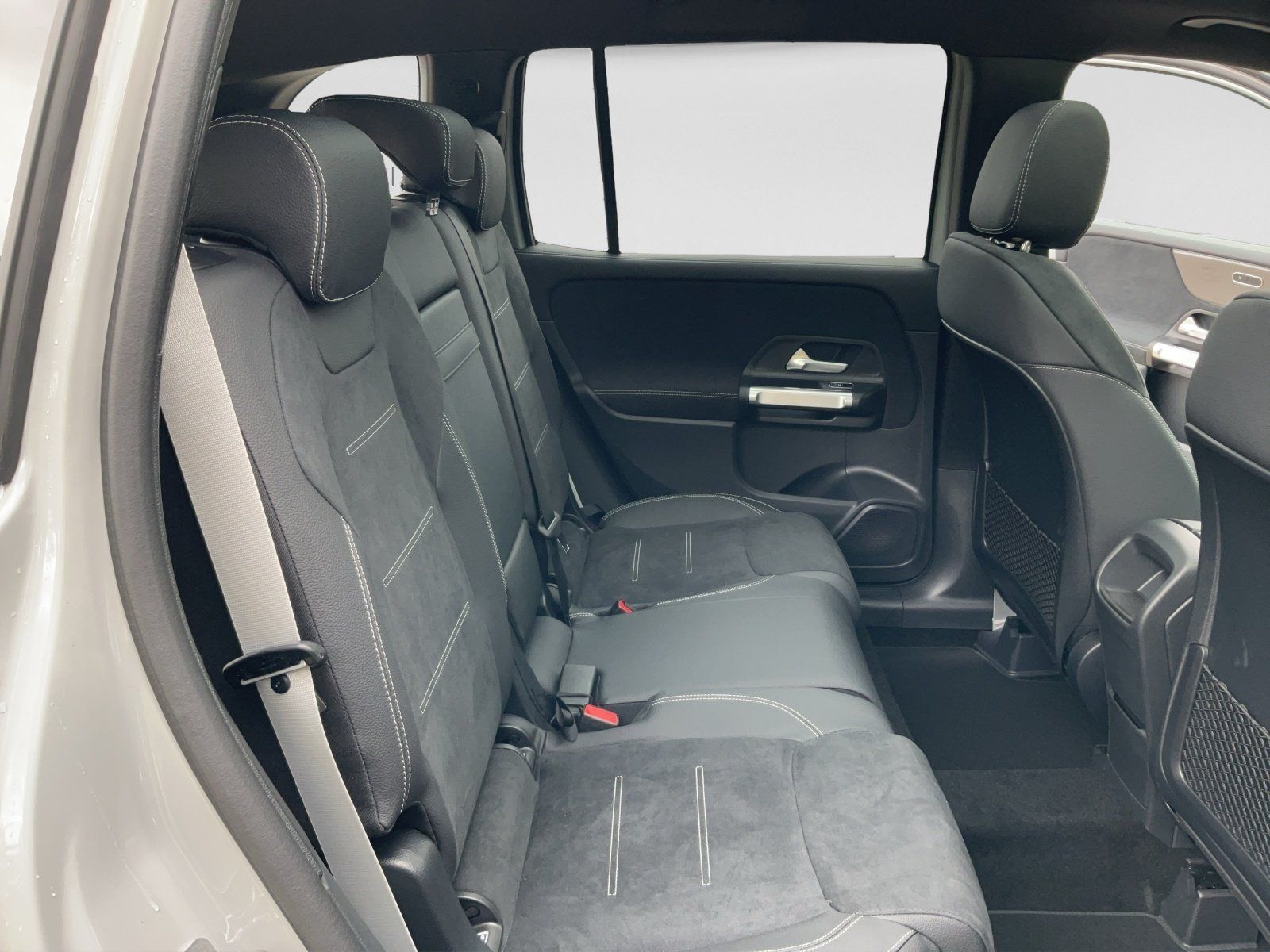 Mercedes-Benz GLB 220 2026 г. Серый, пробег 9444 км