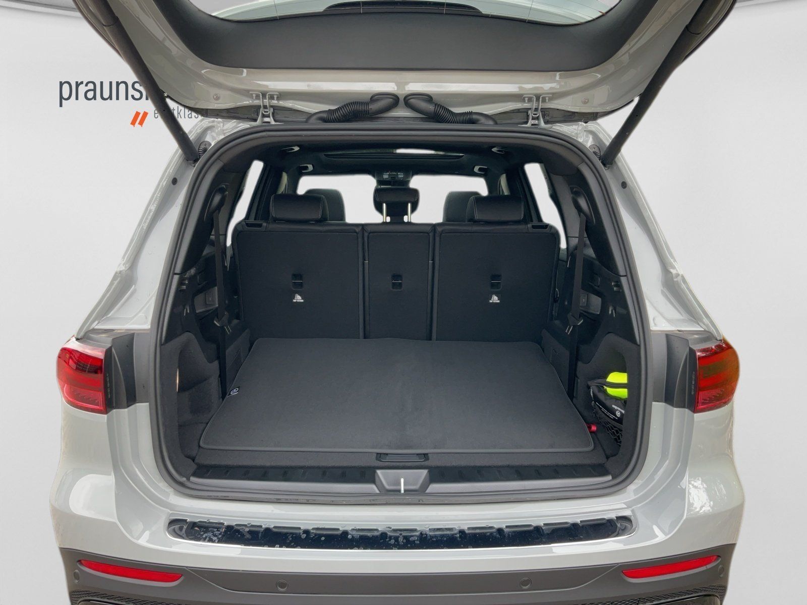 Mercedes-Benz GLB 220 2026 г. Серый, пробег 9444 км