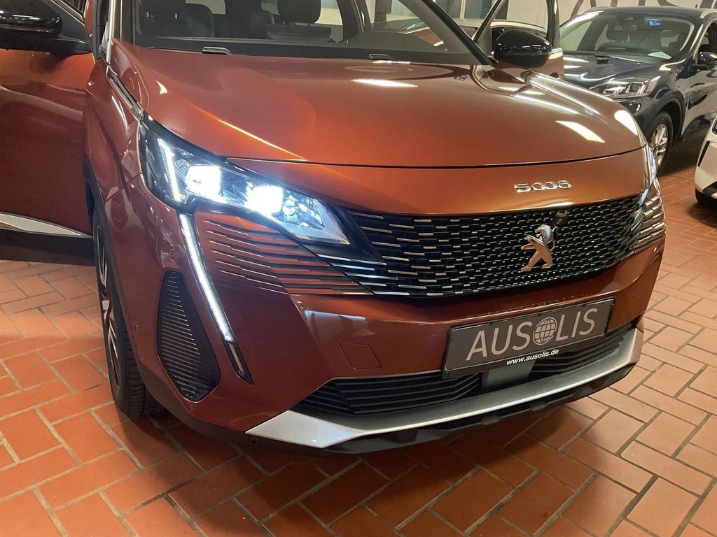 Peugeot 5008 2021 г. Белый, пробег 44000 км
