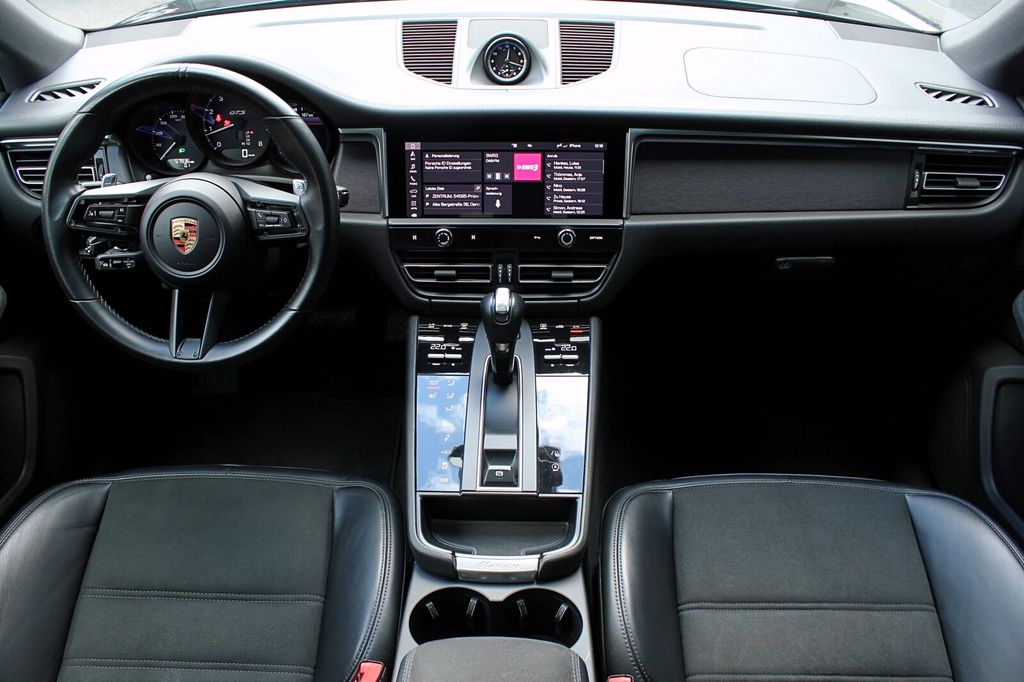 Porsche Macan 2024 г. Чёрный, пробег 57950 км