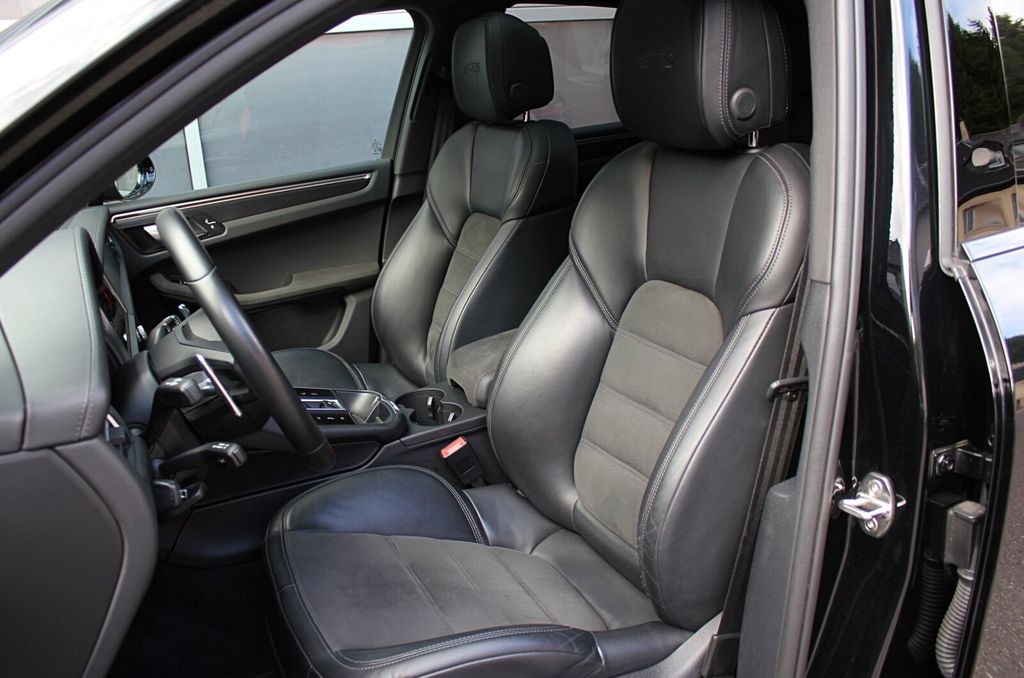 Porsche Macan 2024 г. Чёрный, пробег 57950 км