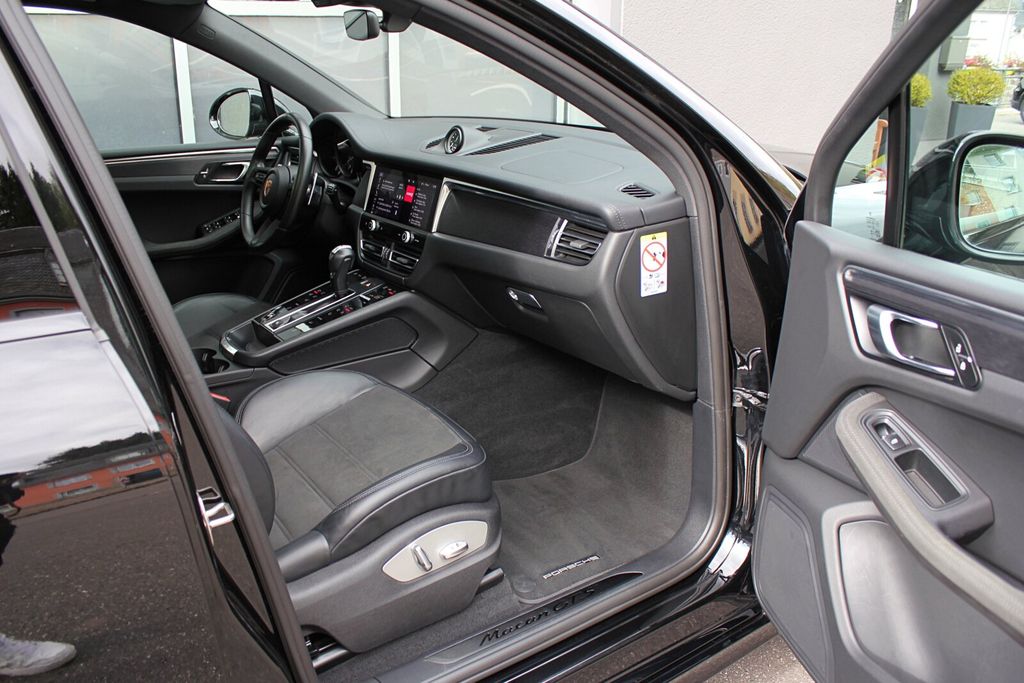 Porsche Macan 2024 г. Чёрный, пробег 57950 км