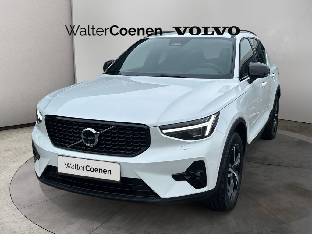Volvo XC40 2025 г. Белый, пробег 24151 км