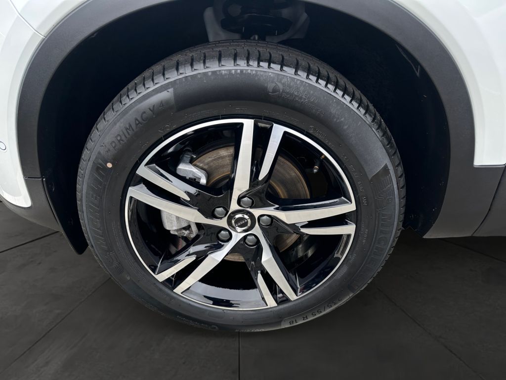 Volvo XC40 2025 г. Белый, пробег 24151 км