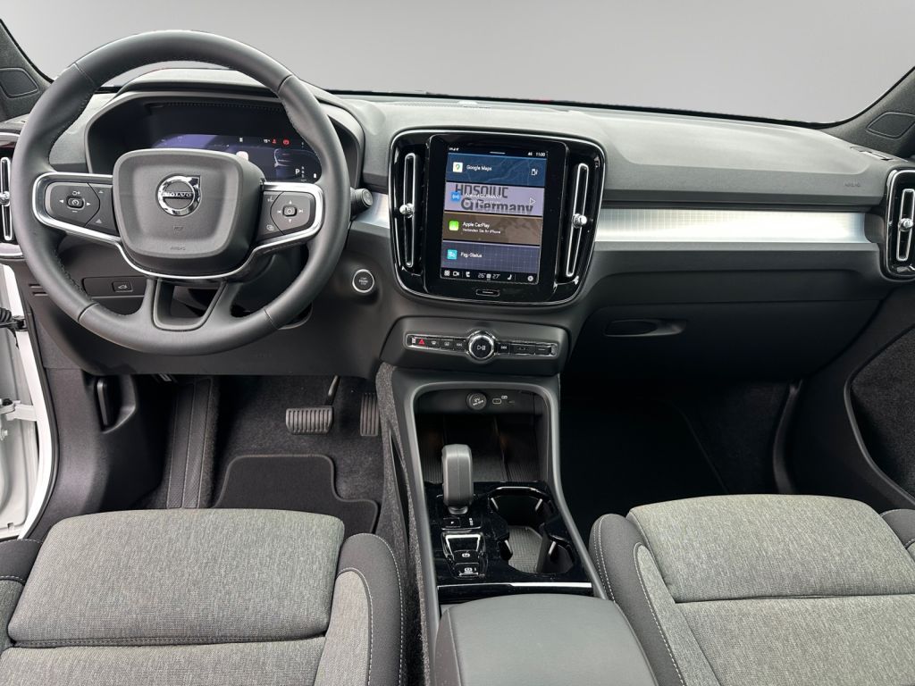 Volvo XC40 2025 г. Белый, пробег 24151 км