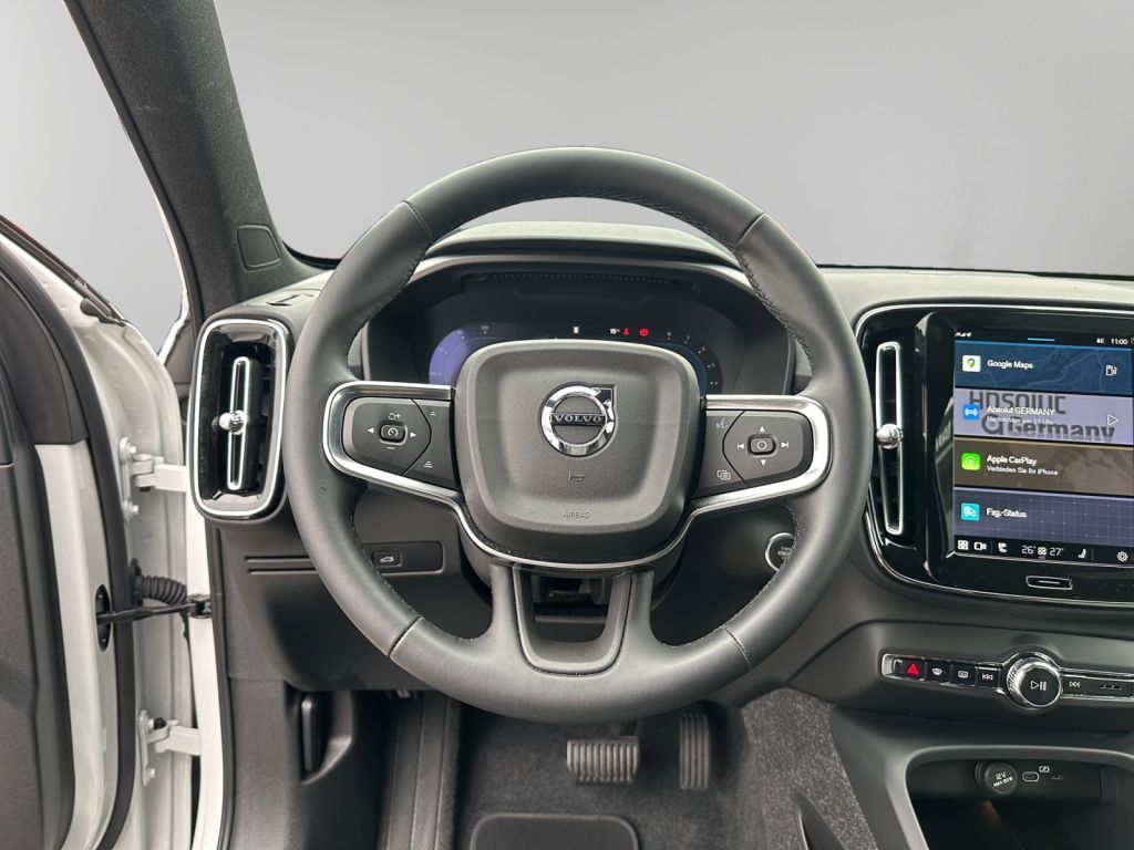 Volvo XC40 2025 г. Белый, пробег 24151 км