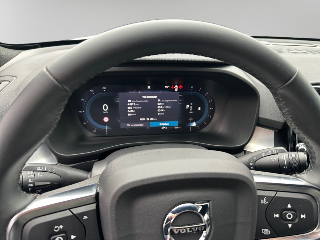 Volvo XC40 2025 г. Белый, пробег 24151 км
