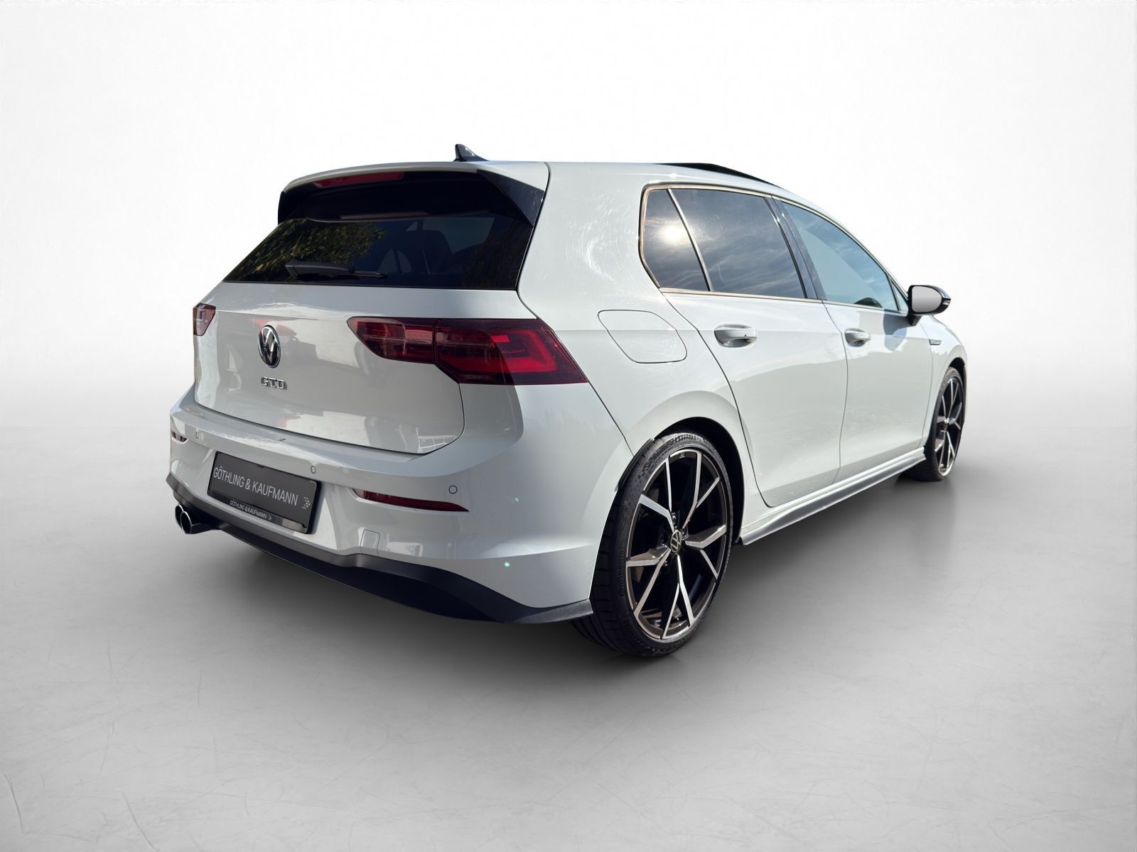 Volkswagen Golf 2024 г. Белый, пробег 32289 км