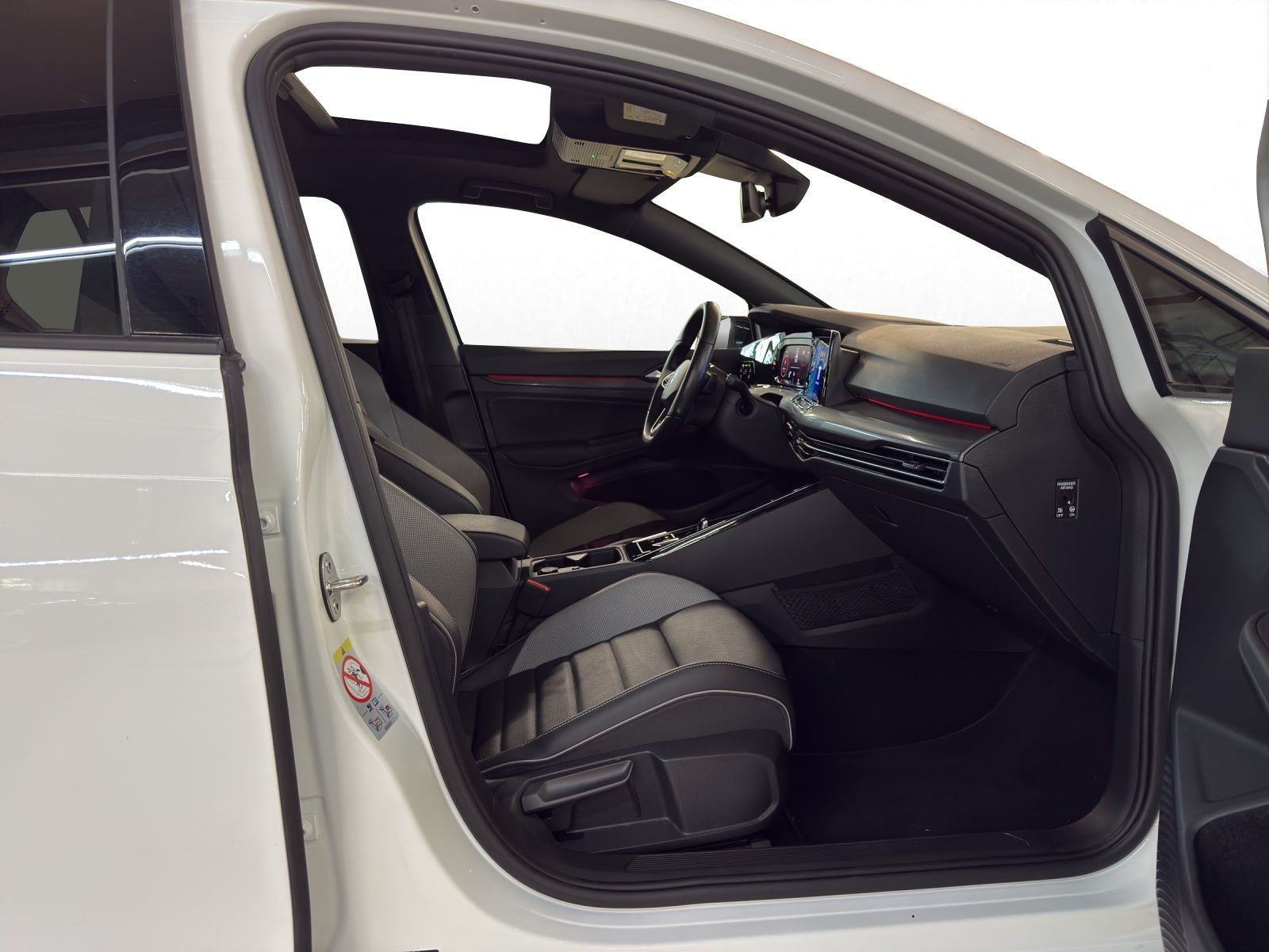 Volkswagen Golf 2024 г. Белый, пробег 32289 км