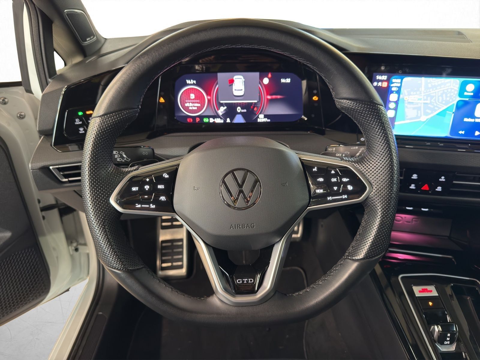 Volkswagen Golf 2024 г. Белый, пробег 32289 км