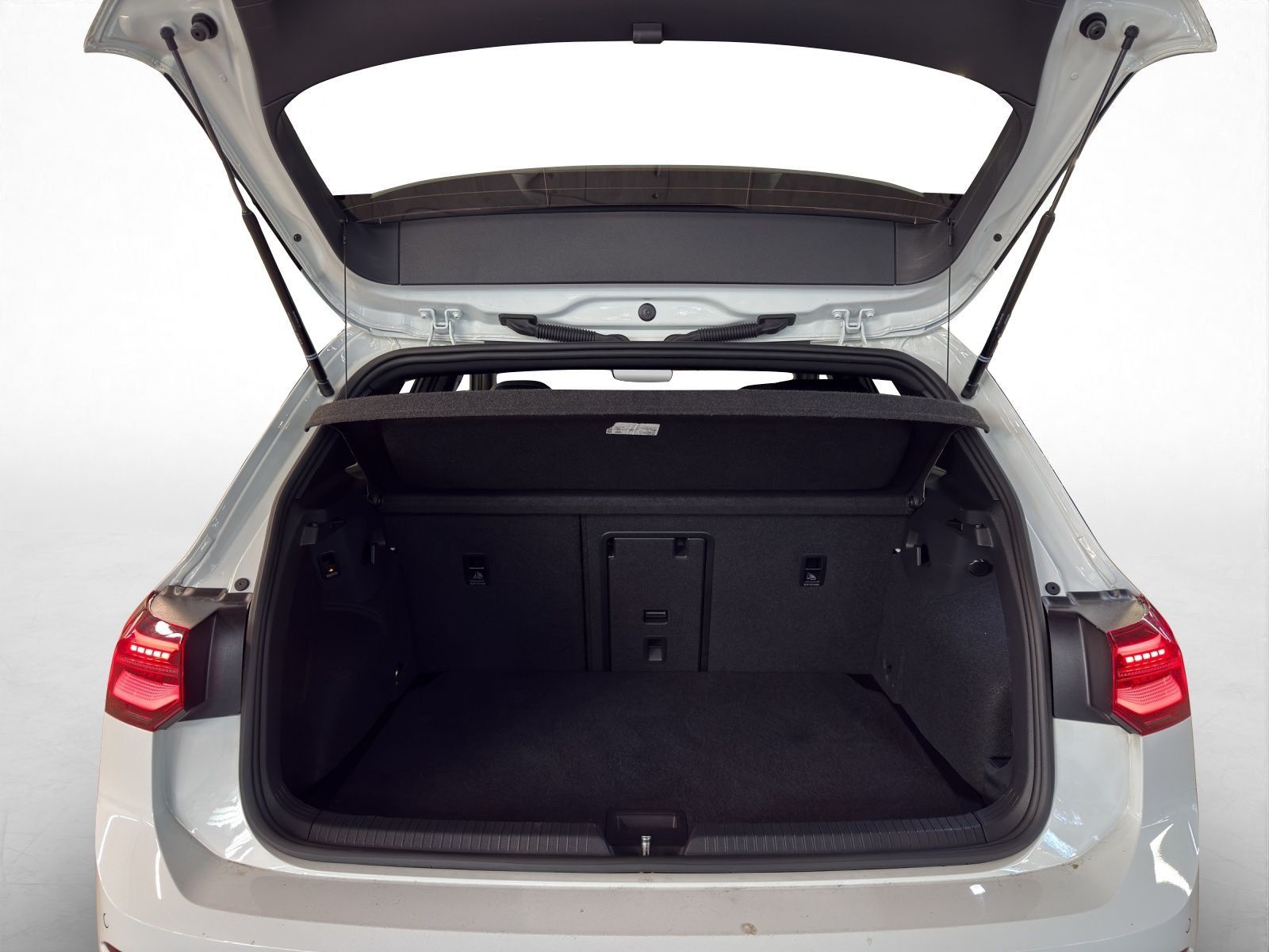 Volkswagen Golf 2024 г. Белый, пробег 32289 км