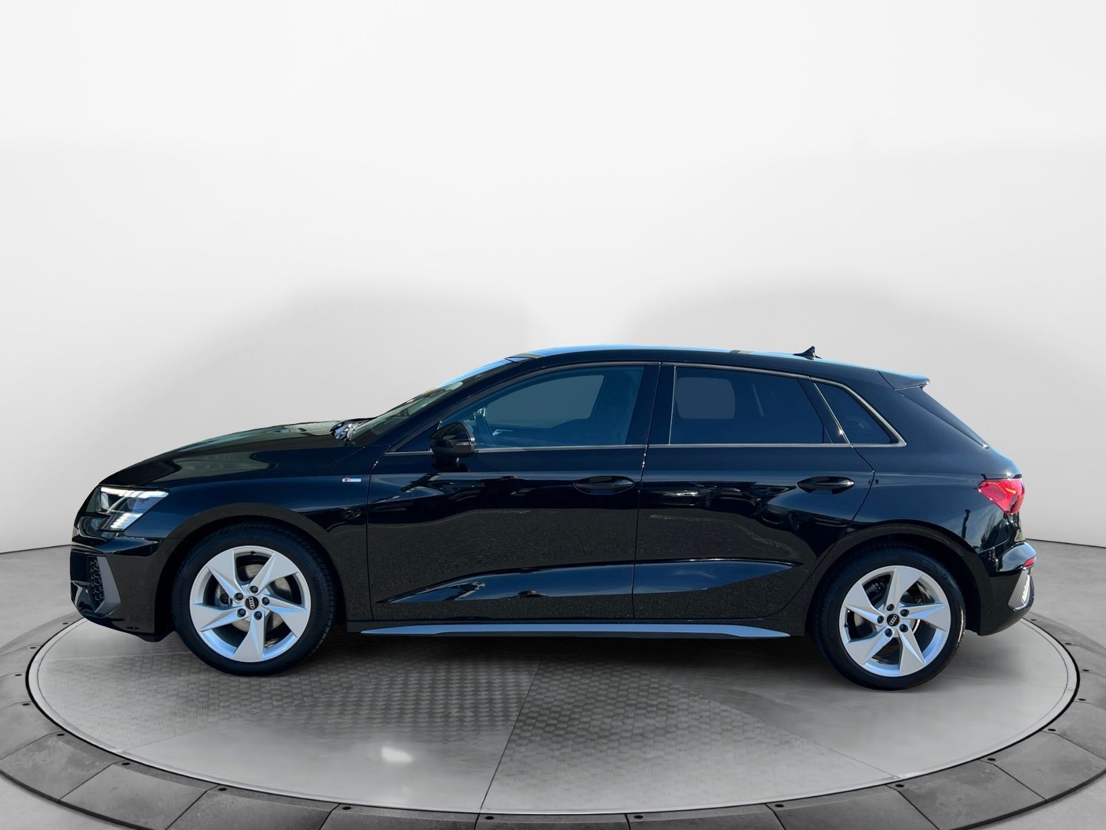 Audi A3 2023 г. Чёрный, пробег 22000 км