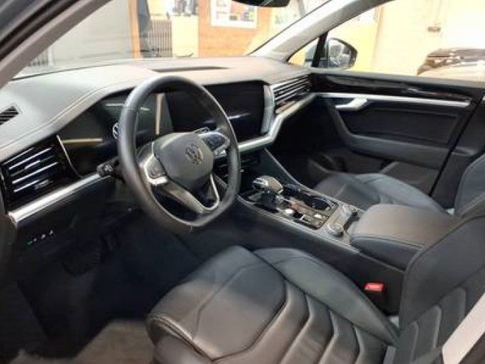 Volkswagen Touareg 2026 г. Серебристый, пробег 26630 км