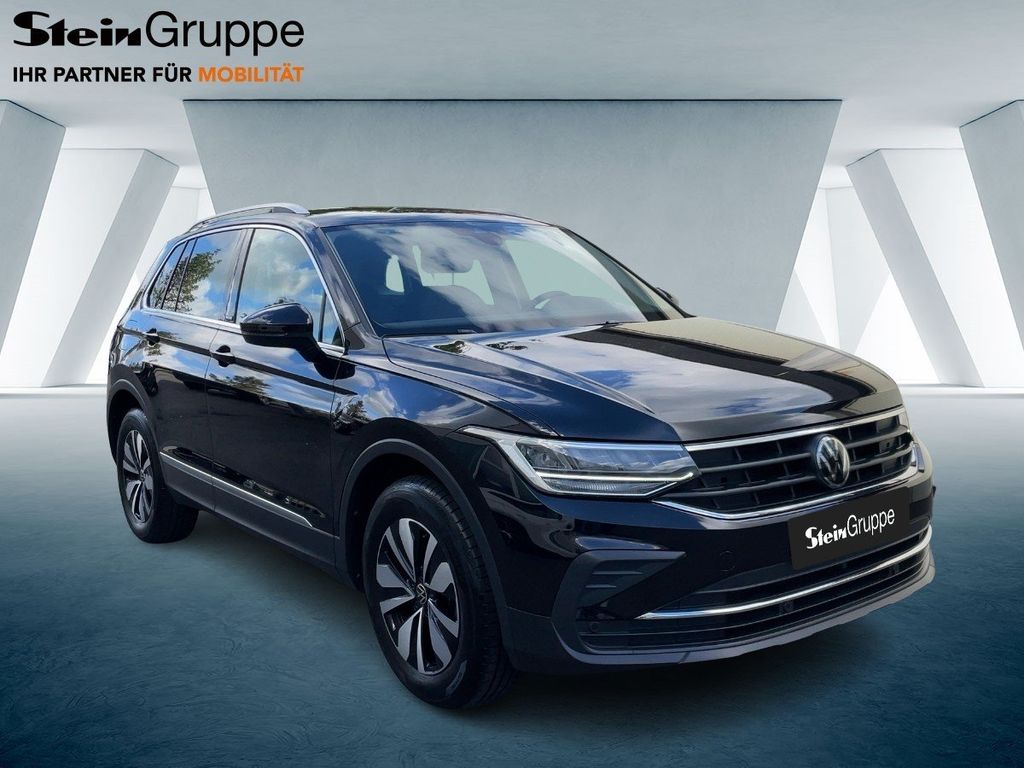 Volkswagen Tiguan 2023 г. Чёрный, пробег 54750 км
