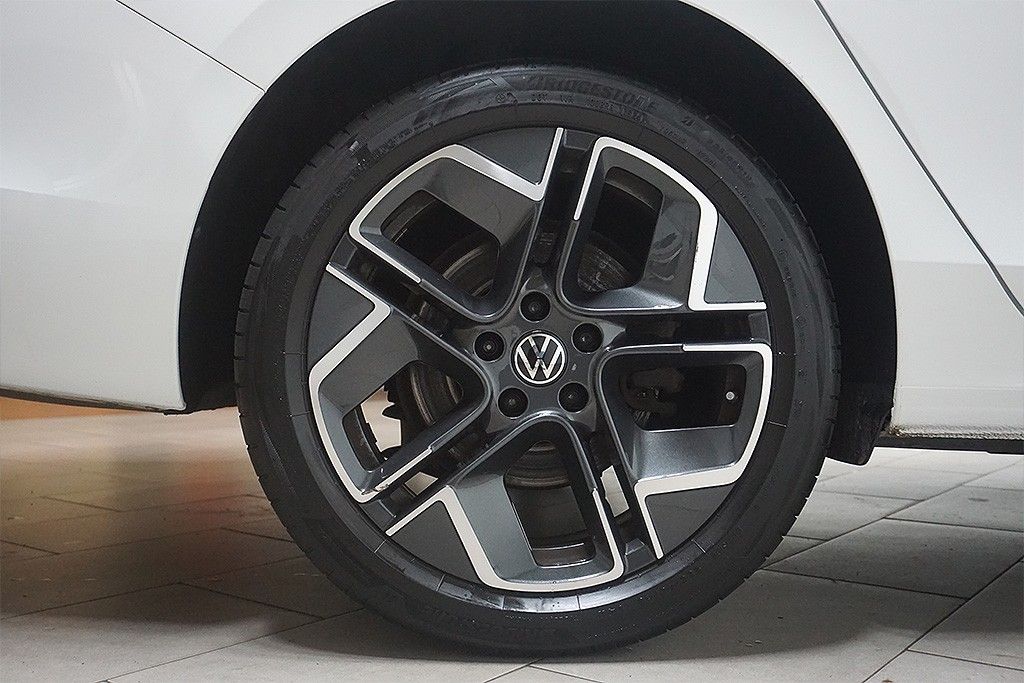 Volkswagen Passat 2024 г. Белый, пробег 56597 км