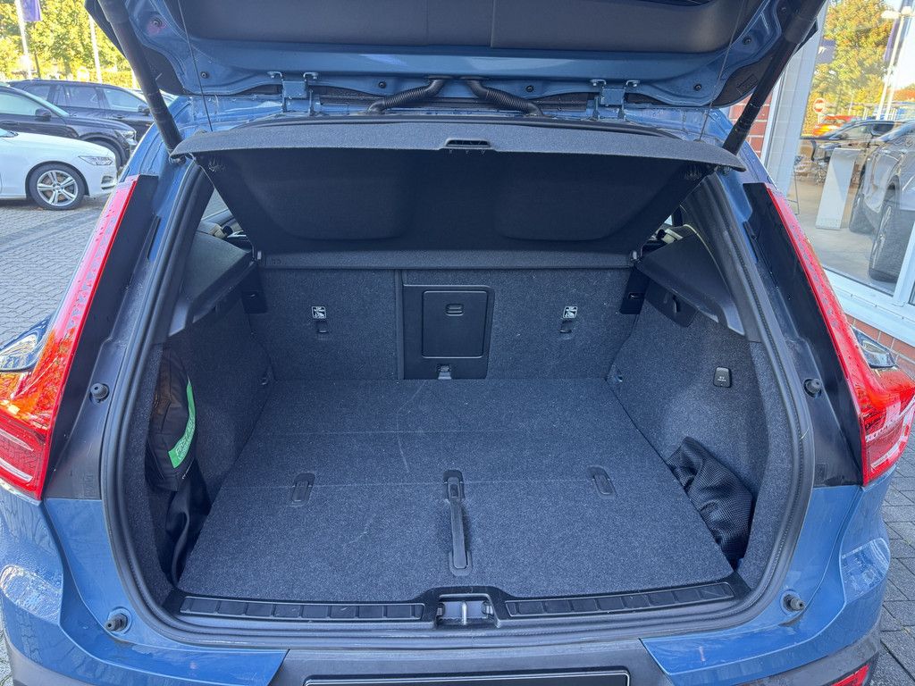Volvo XC40 2023 г. Синий, пробег 46000 км