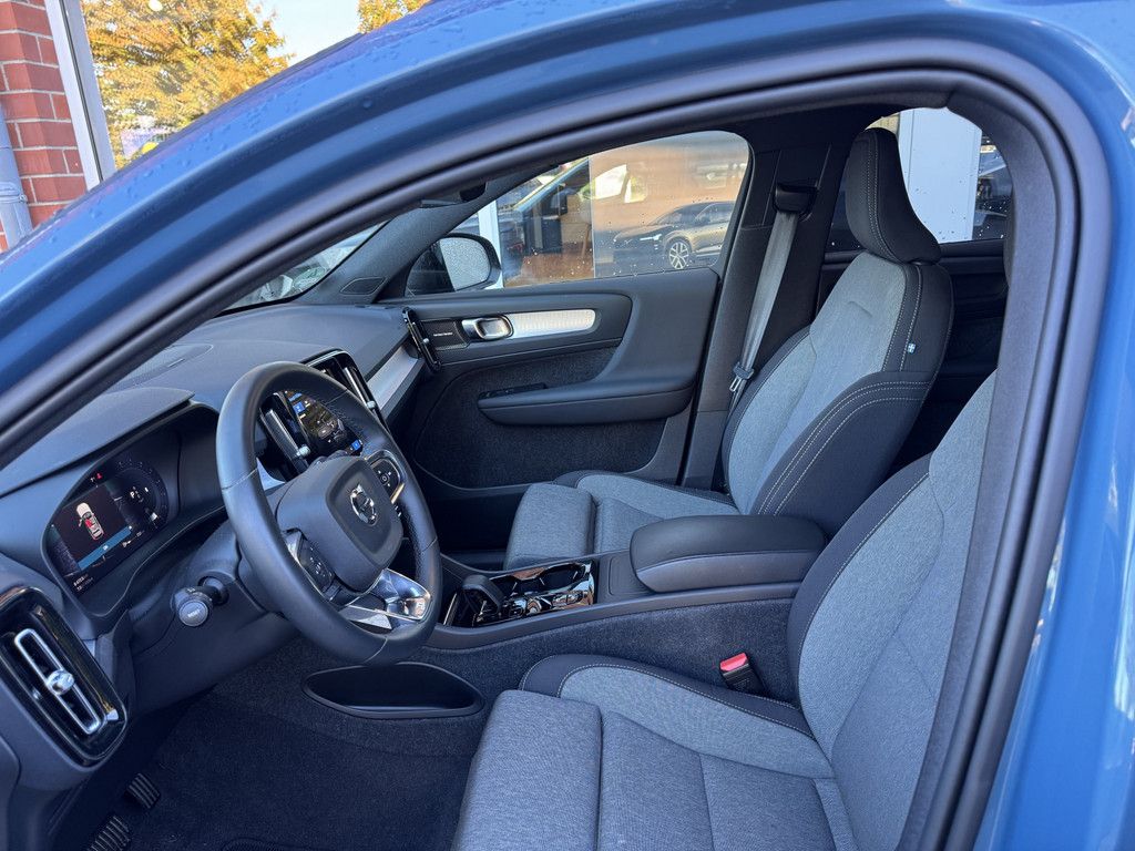 Volvo XC40 2023 г. Синий, пробег 46000 км