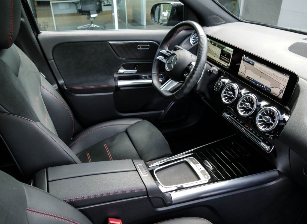 Mercedes-Benz GLA 200 2023 г. Чёрный, пробег 42307 км