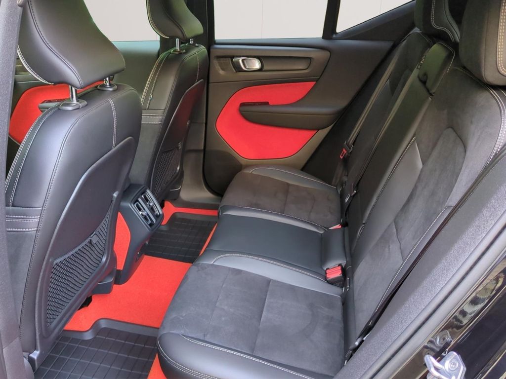 Volvo XC40 2021 г. Чёрный, пробег 45200 км