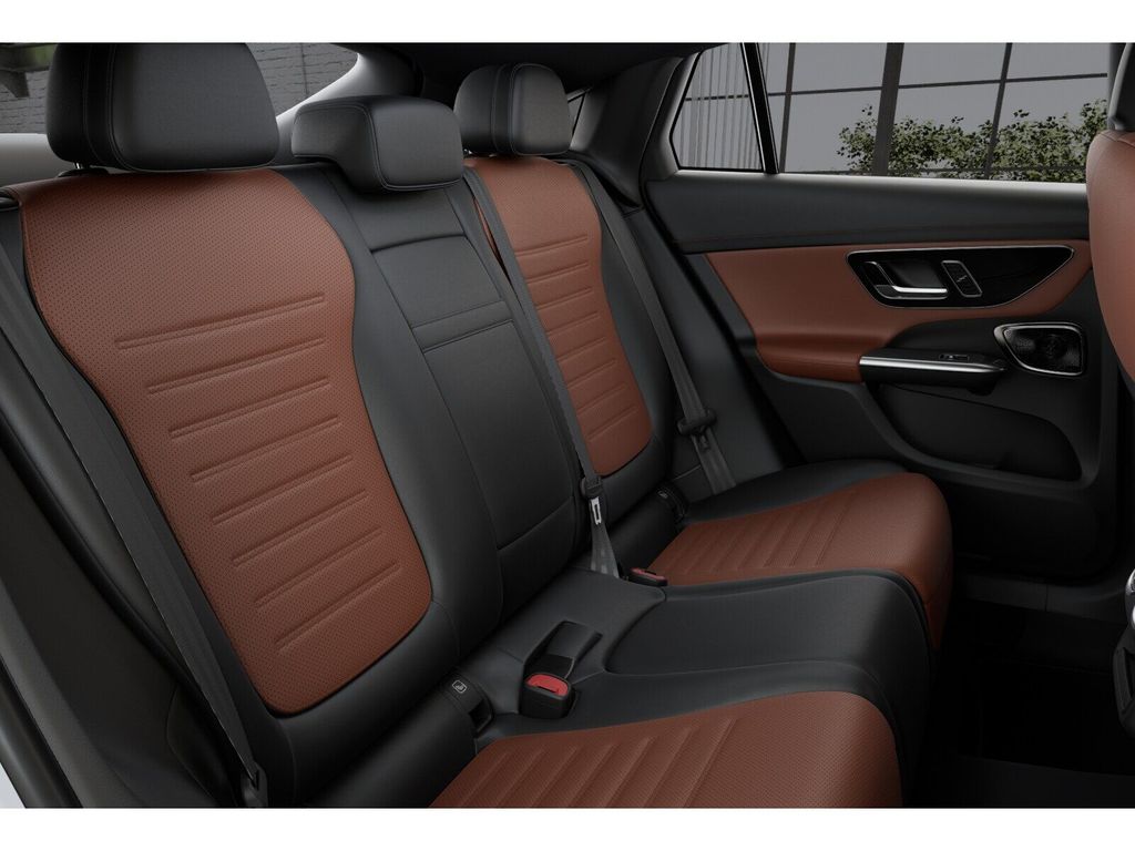 Mercedes-Benz GLC 200 2025 г. Белый, пробег 23108 км
