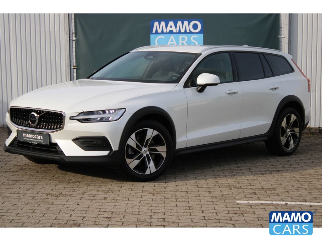 Volvo V60 Cross Country 2023 г. Белый, пробег 46653 км