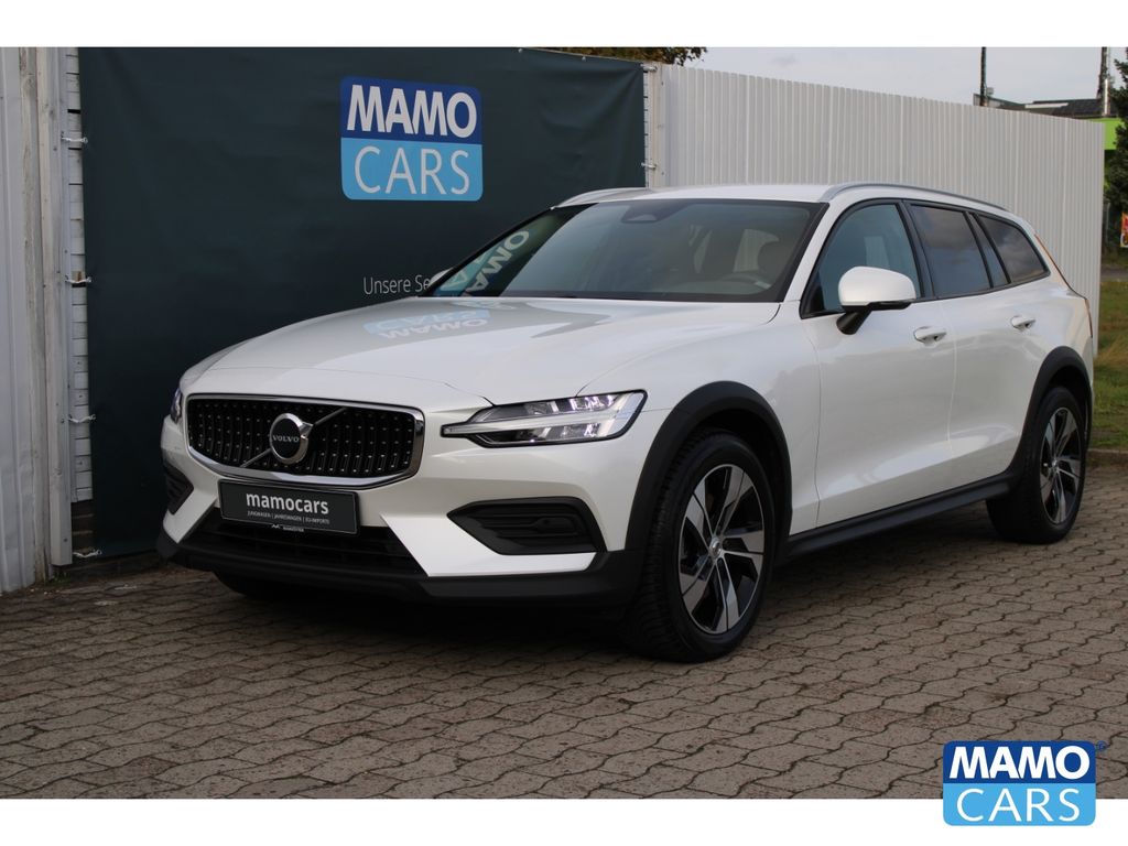Volvo V60 Cross Country 2023 г. Белый, пробег 46653 км