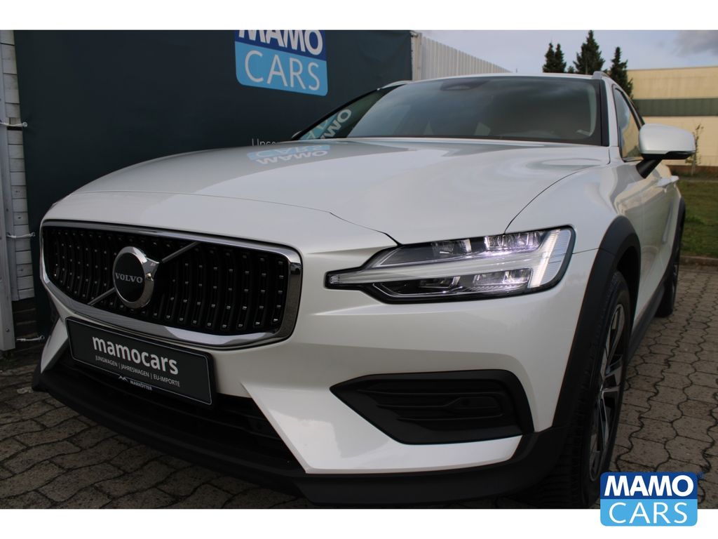 Volvo V60 Cross Country 2023 г. Белый, пробег 46653 км
