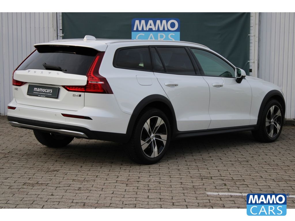 Volvo V60 Cross Country 2023 г. Белый, пробег 46653 км