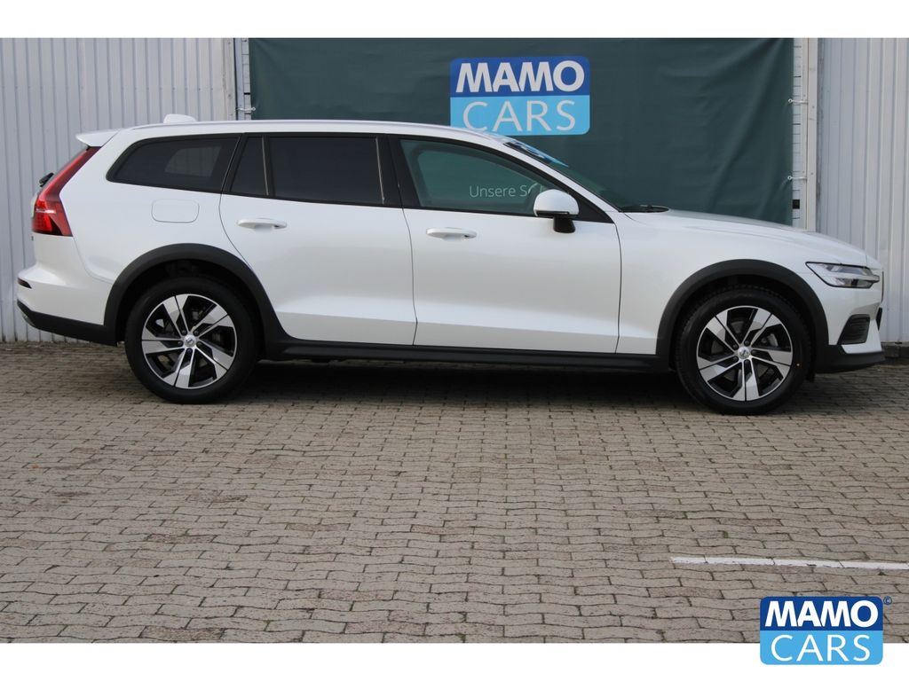 Volvo V60 Cross Country 2023 г. Белый, пробег 46653 км