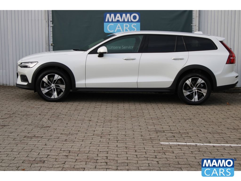 Volvo V60 Cross Country 2023 г. Белый, пробег 46653 км