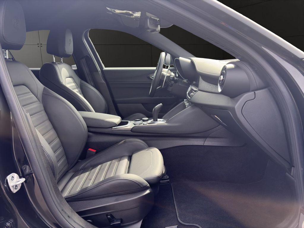 Alfa Romeo Giulia 2024 г. Чёрный, пробег 48115 км