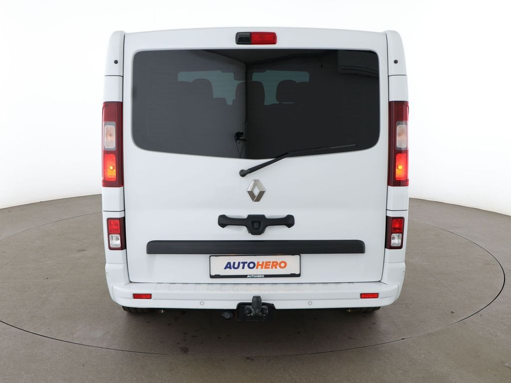 Renault Trafic 2023 г. Белый, пробег 58653 км
