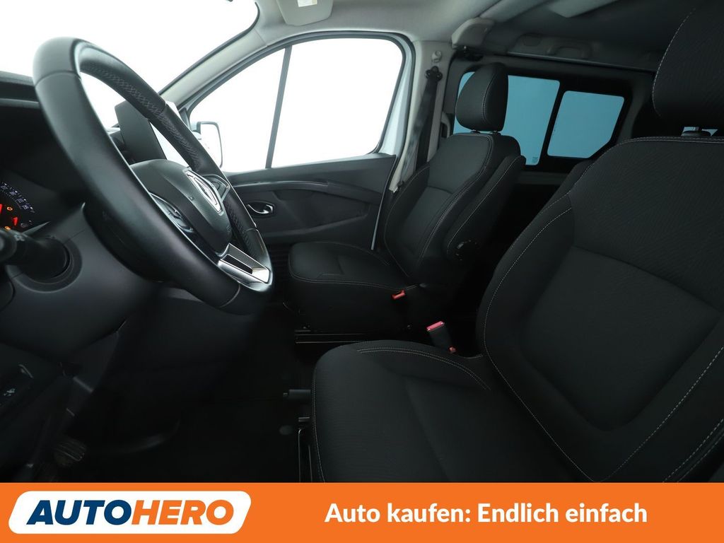 Renault Trafic 2023 г. Белый, пробег 58653 км