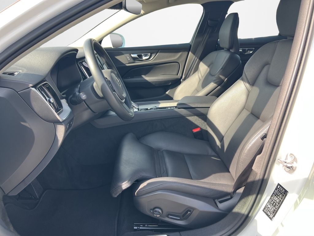 Volvo V60 2022 г. Белый, пробег 51450 км