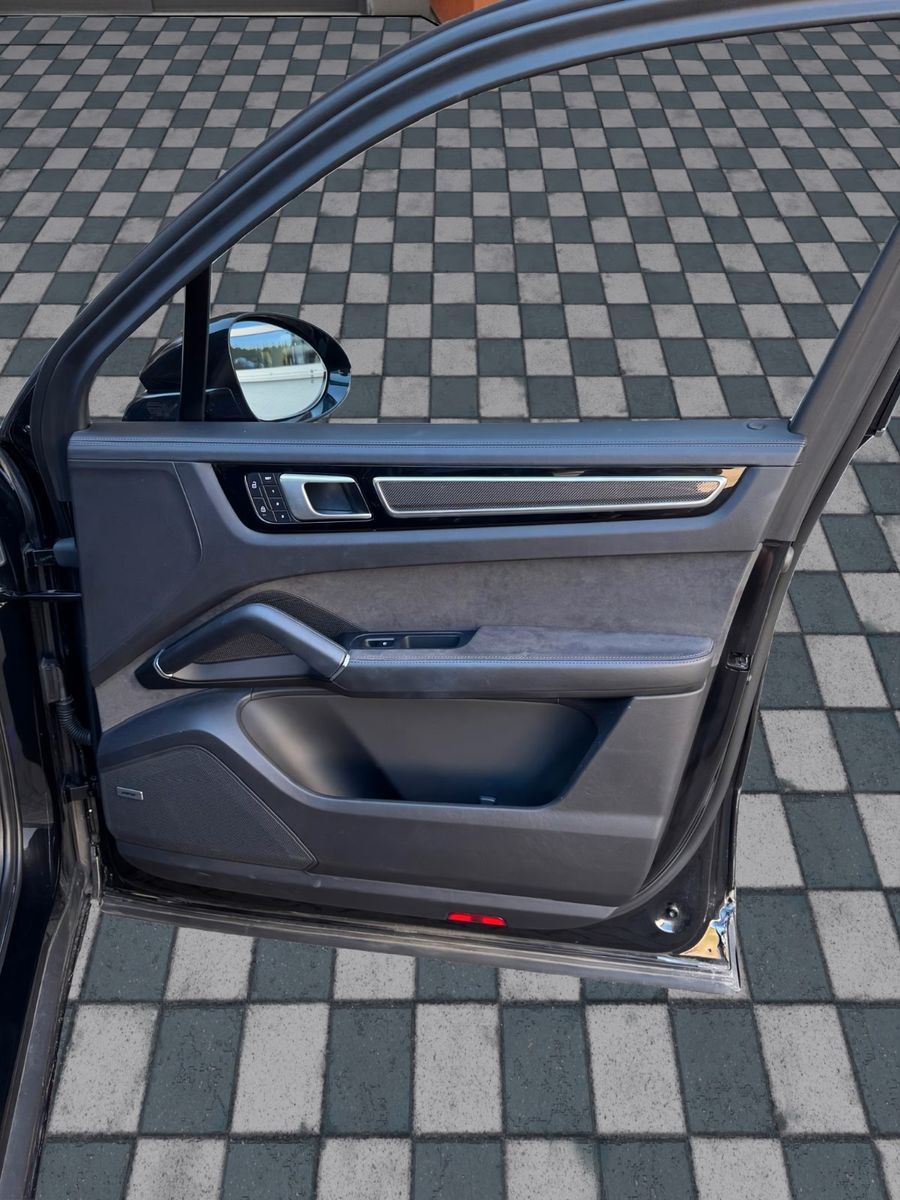 Porsche Cayenne 2022 г. Чёрный, пробег 47200 км
