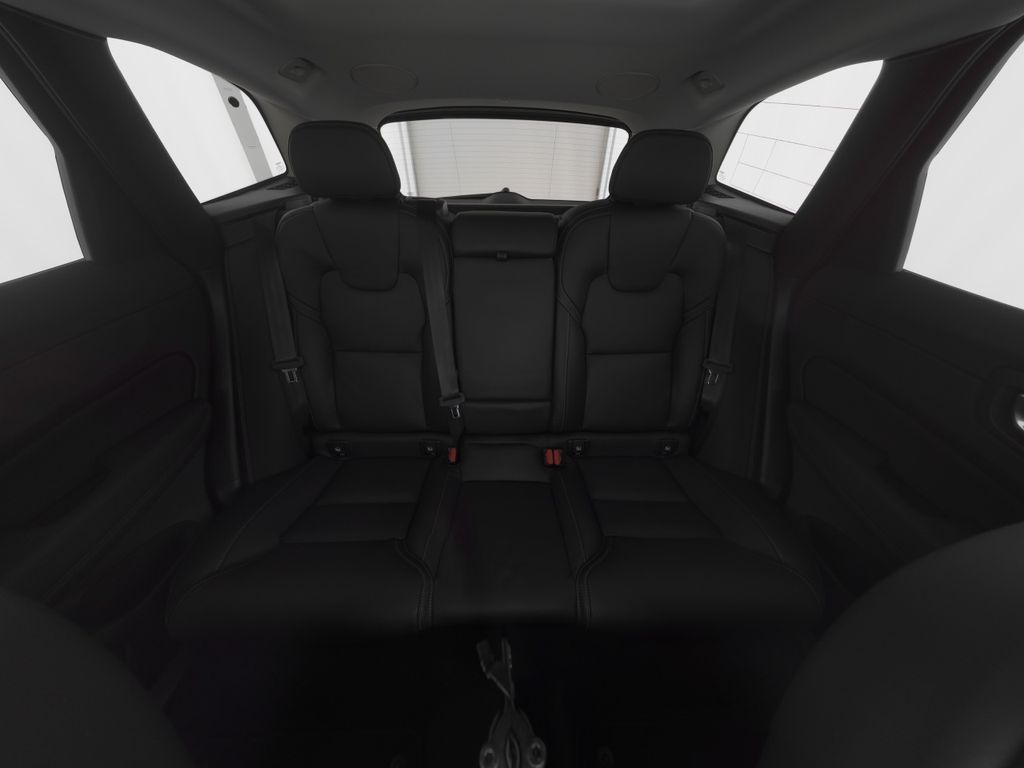Volvo XC60 2025 г. Чёрный, пробег 30220 км