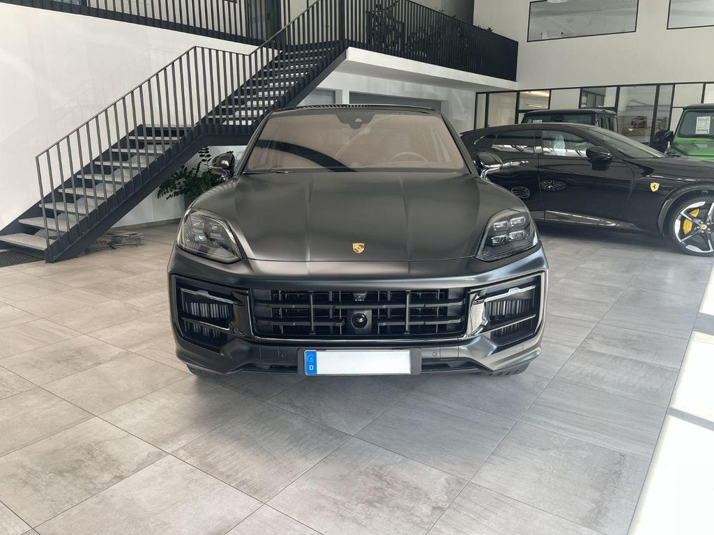 Porsche Cayenne 2024 г. Чёрный, пробег 5000 км